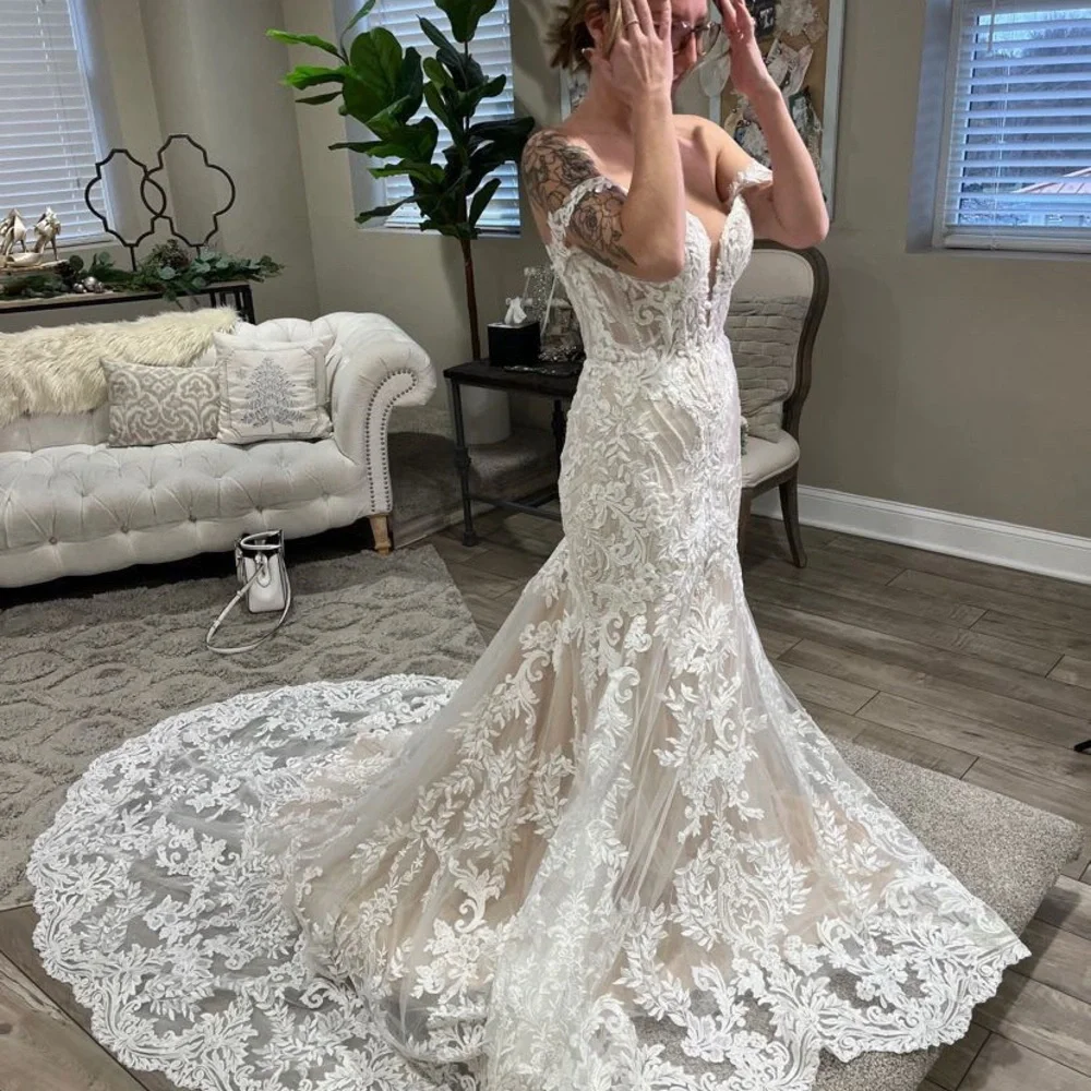 Elegant Lace Wedding Dress - Picture 5 of 5